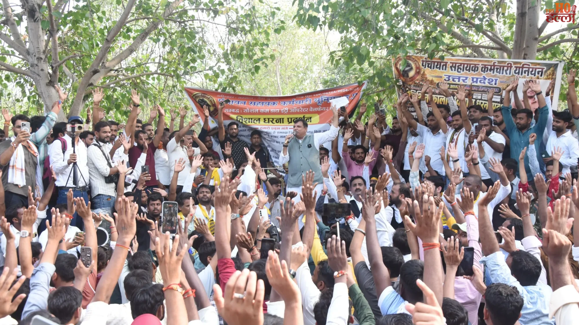 sanjay-singh-panchayat-assistants-protest-30000-honorarium-lucknow (3)
