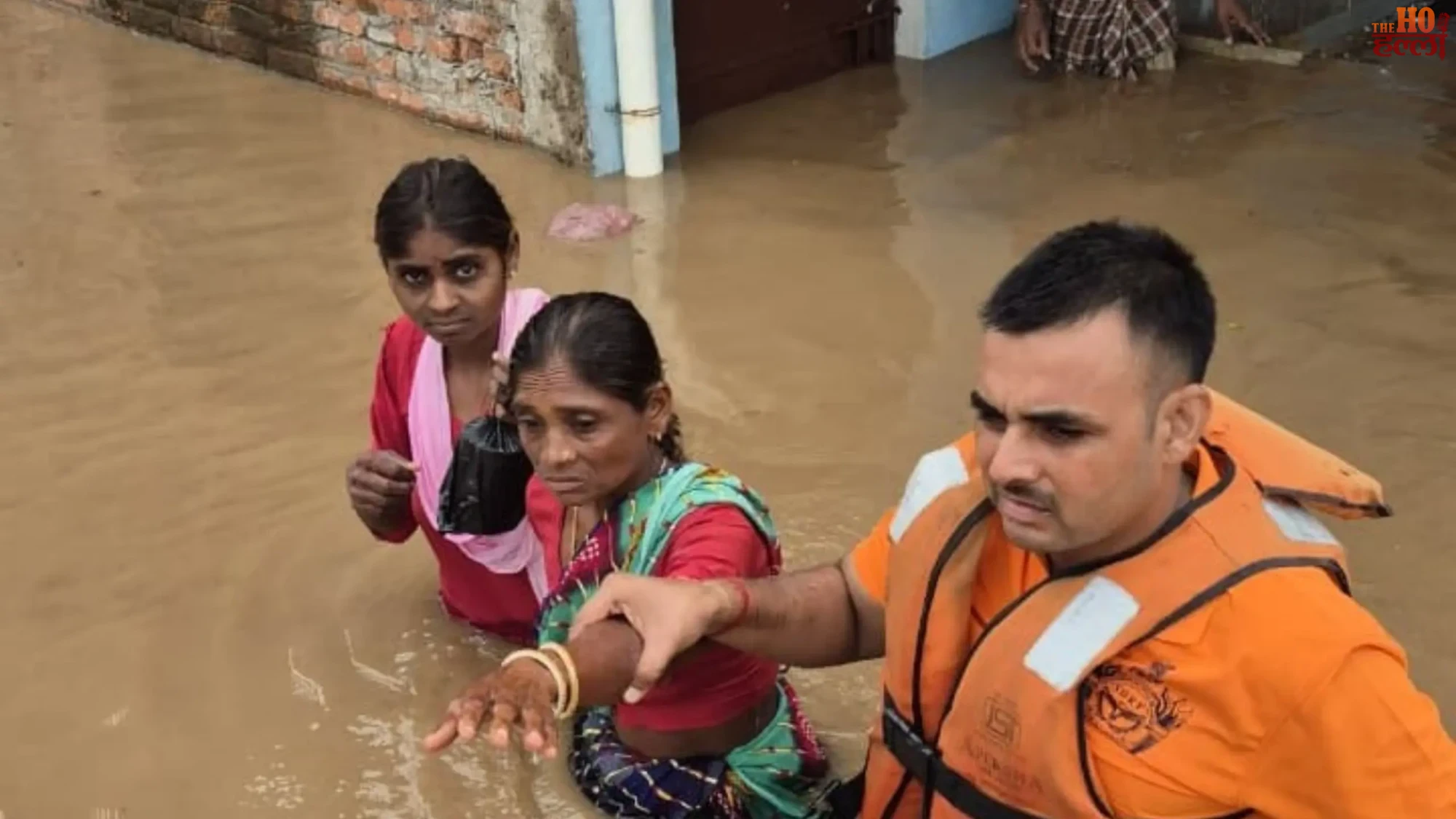 up-flood-news-relief-rescue-operation-23-districts-yogi-govt (2)