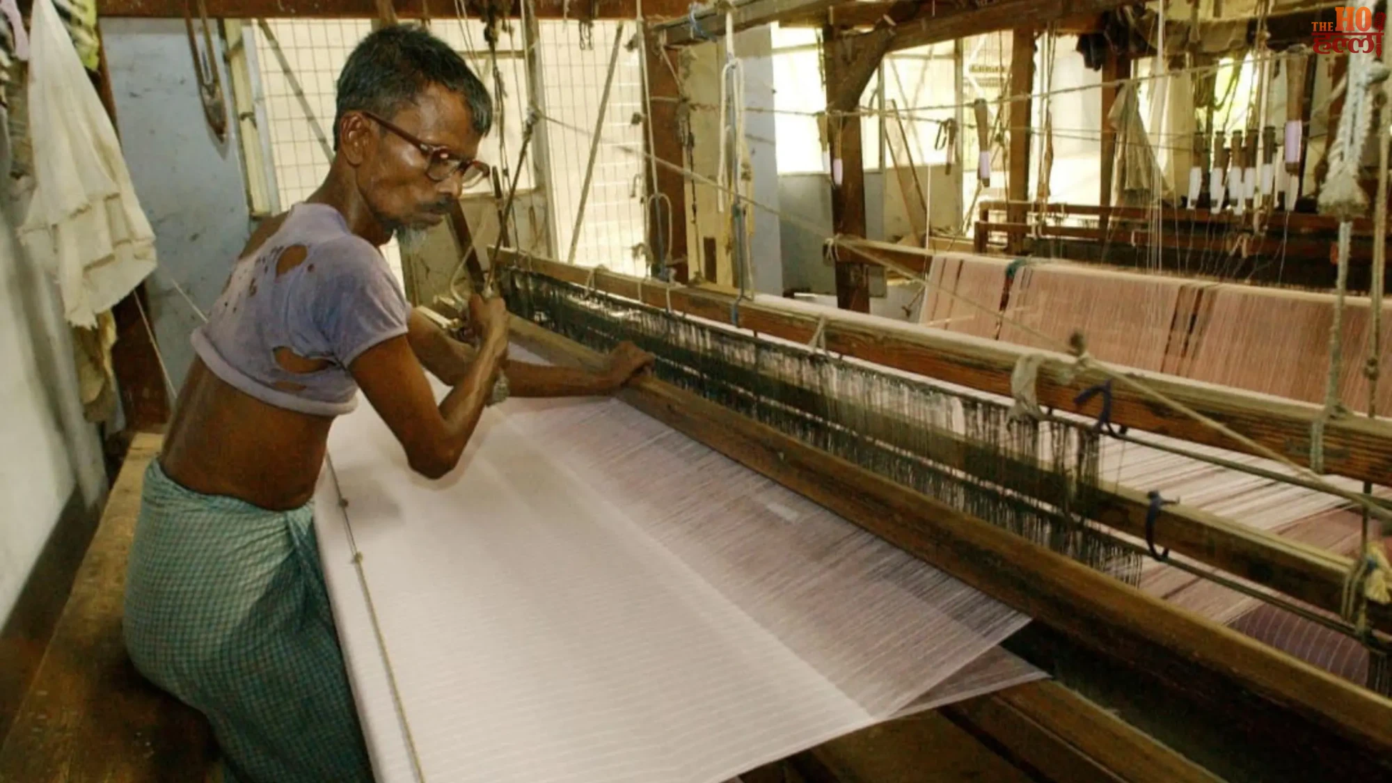 up-hospitals-handloom-bedsheets-weaver-support-rakesh-sachan