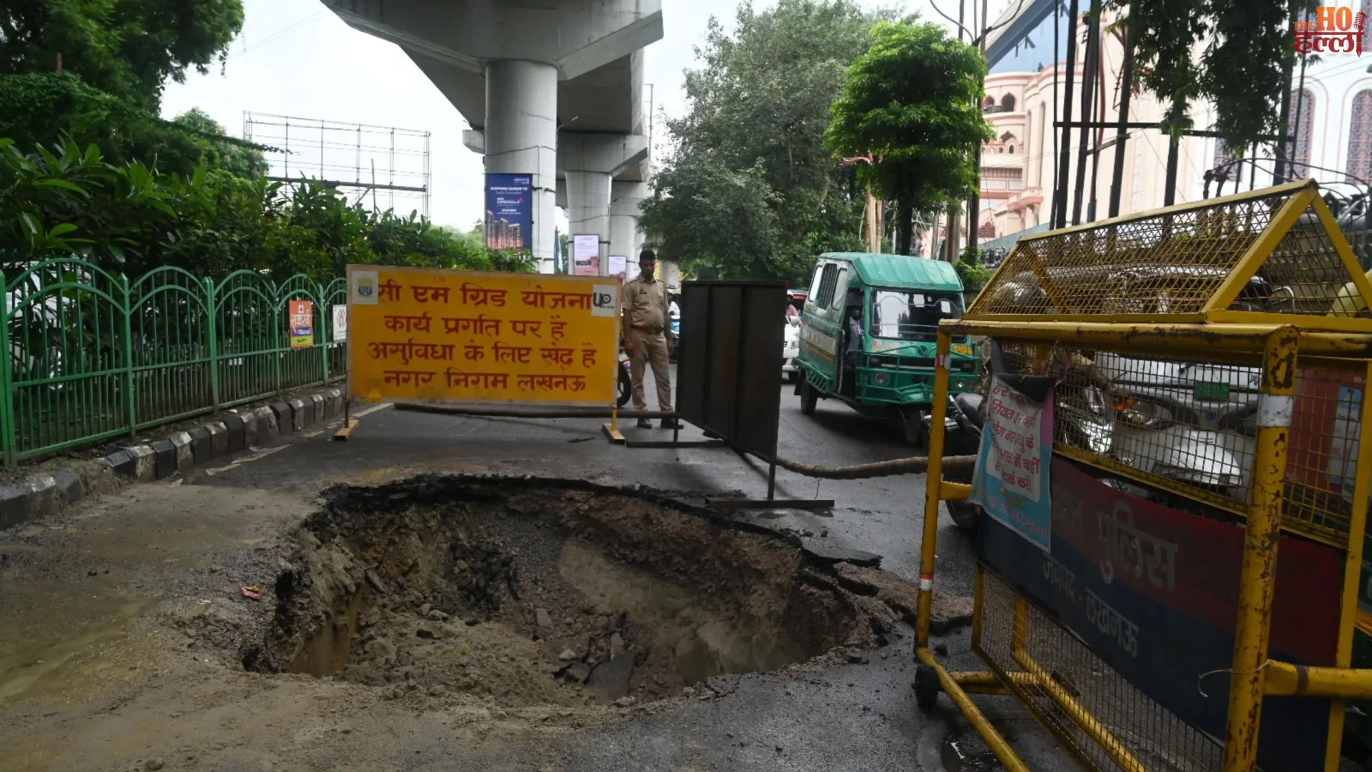 up-rain-heavy-waterlogging-lucknow-road-cave-in-10-feet-pit-accident (2)
