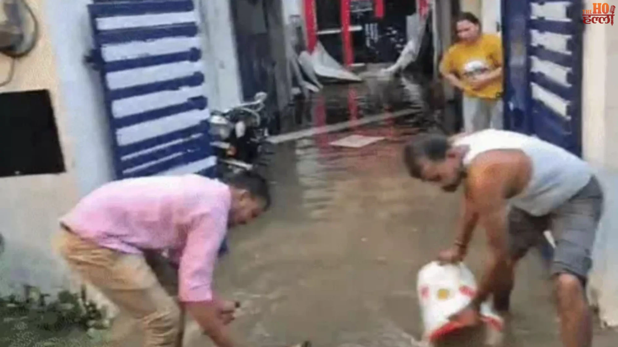 up-rain-heavy-waterlogging-lucknow-road-cave-in-10-feet-pit-accident (3)