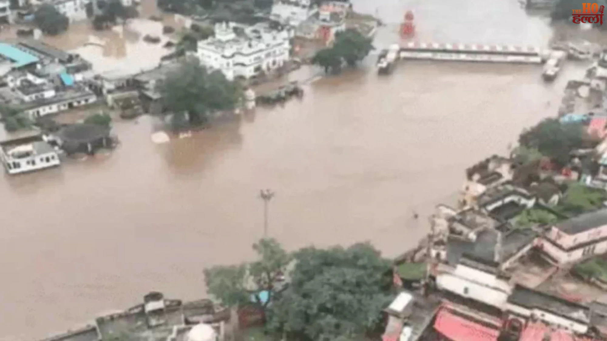 up-rain-heavy-waterlogging-lucknow-road-cave-in-10-feet-pit-accident (4)