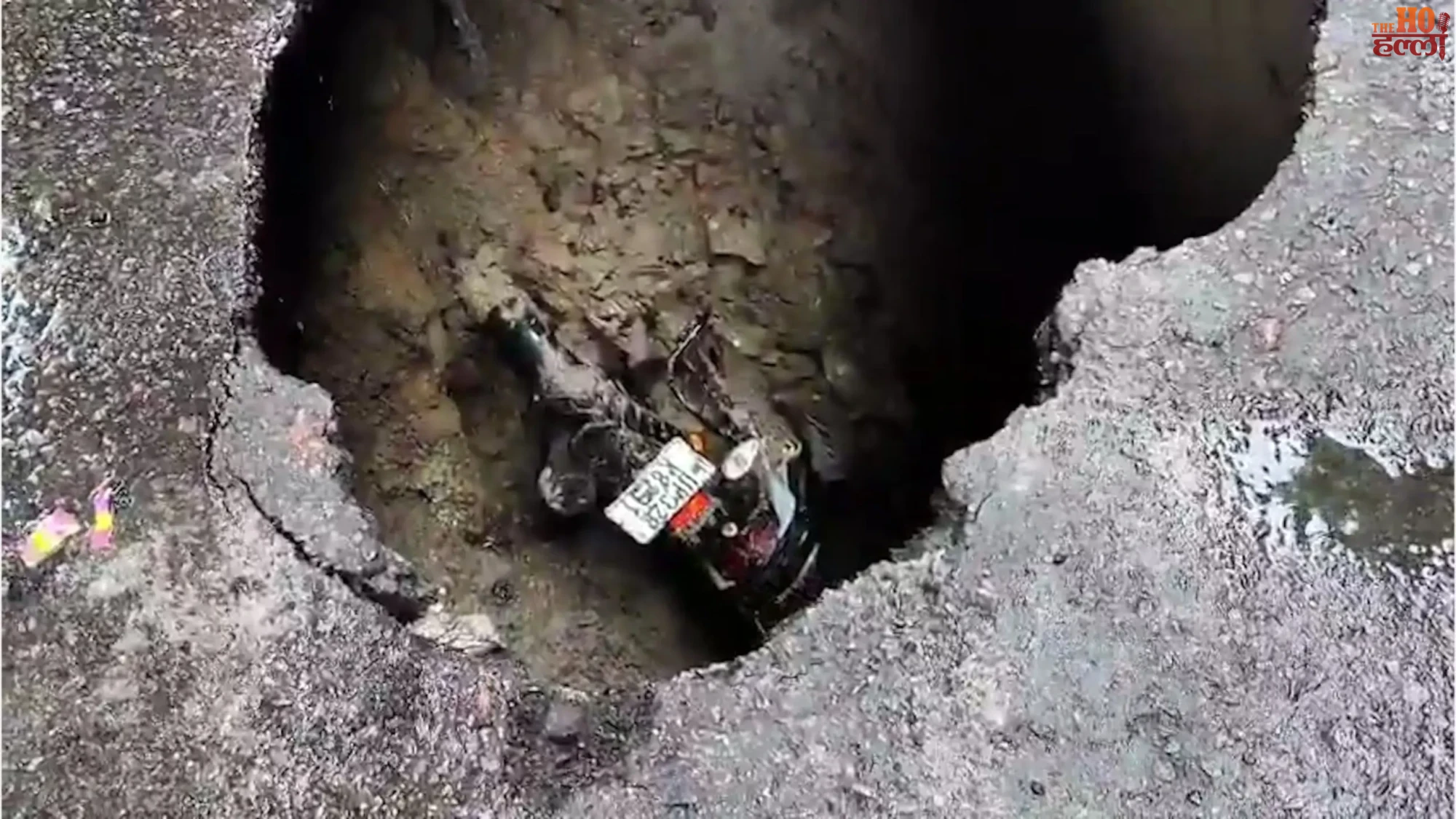 up-rain-heavy-waterlogging-lucknow-road-cave-in-10-feet-pit-accident