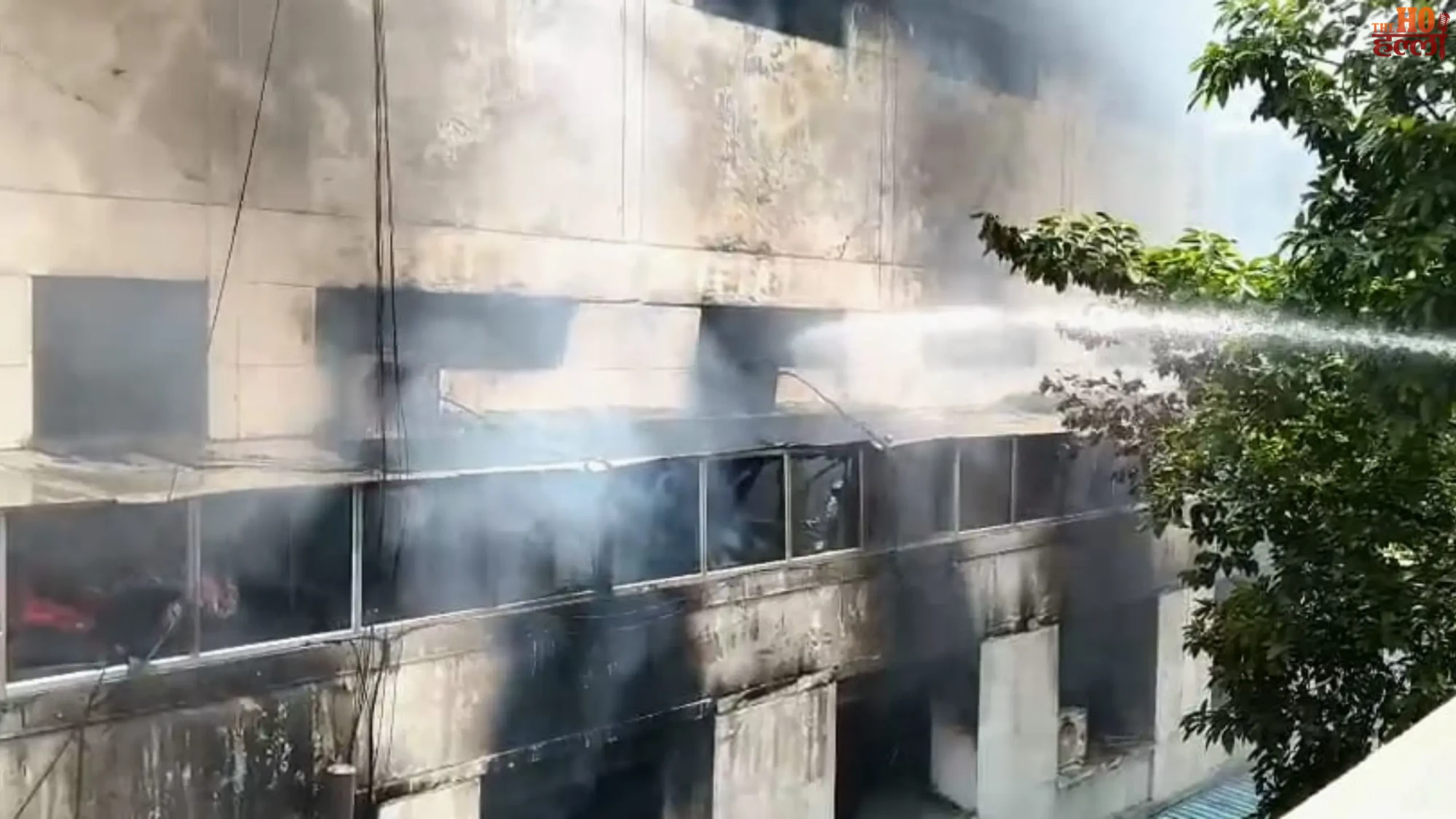 varanasi-manduadih-fan-factory-fire-chemical-drums-building-damage (2)