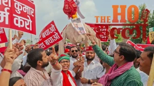 CEC के खिलाफ फूटा गुस्सा, सड़क पर उतरे सपाइयों ने मांगा इस्तीफा, नारेबाजी कर फूंका पुतला