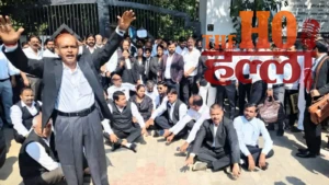 Barabanki News : जिला जज के फरमान पर भड़के वकील, वाहनों की नो एंट्री के खिलाफ कचहरी गेट पर धरना-प्रदर्शन