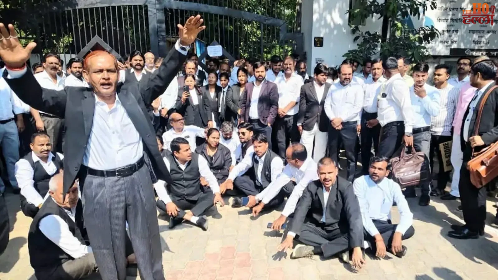 barabanki-news-lawyers-protest-court-vehicle-entry-ban