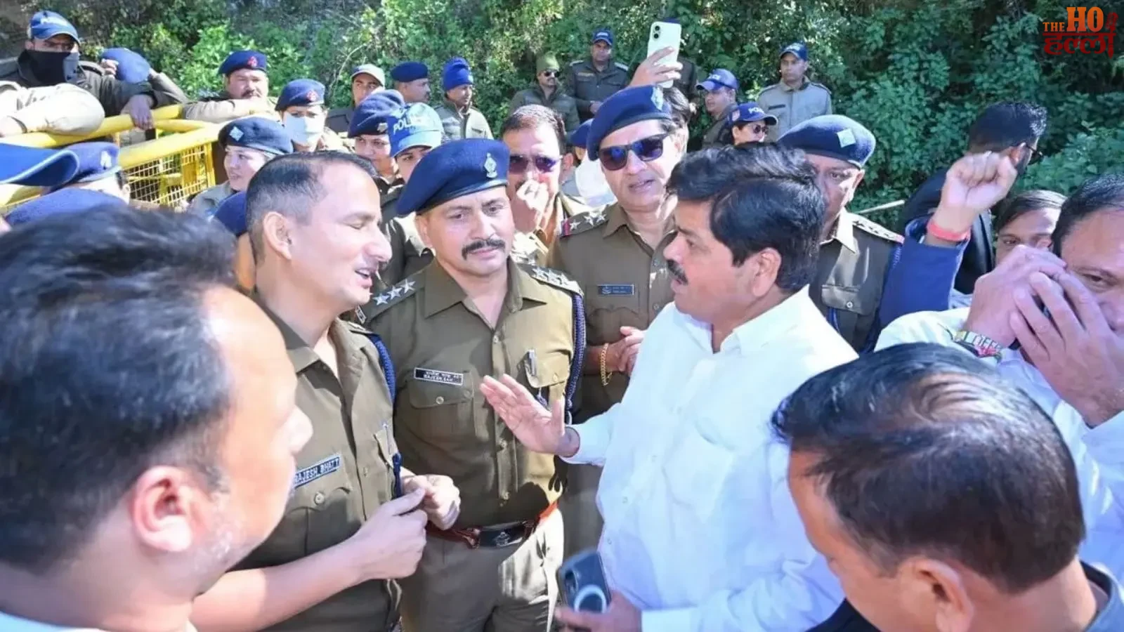 उत्तराखंड के गैरसैंण में विधानसभा कूच के दौरान कांग्रेस नेताओं और पुलिस की झड़प