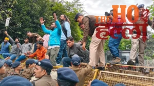 बेरोजगारों का सड़कों पर हंगामा, सचिवालय कूच के दौरान पुलिस से भिड़ंत, बैरिकेडिंग पर चढ़े