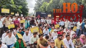 Dehradun News : ग्राम प्रधानों के सचिवालय कूच में टूटी बैरिकेडिंग, सड़क पर धरना देकर मांगा 20 हजार मानदेय