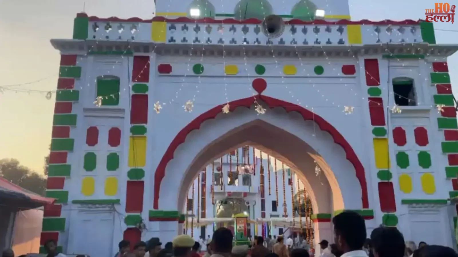बाराबंकी में देवा मेला 2026 के उद्घाटन और सांस्कृतिक कार्यक्रम का दृश्य