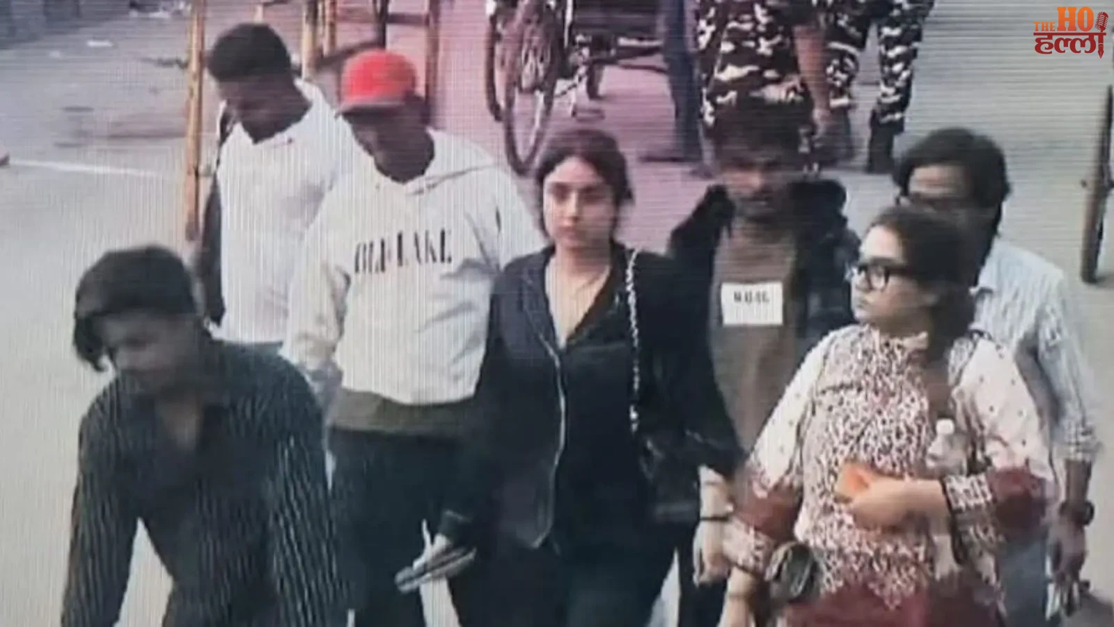 फरारी काटते आरोपी