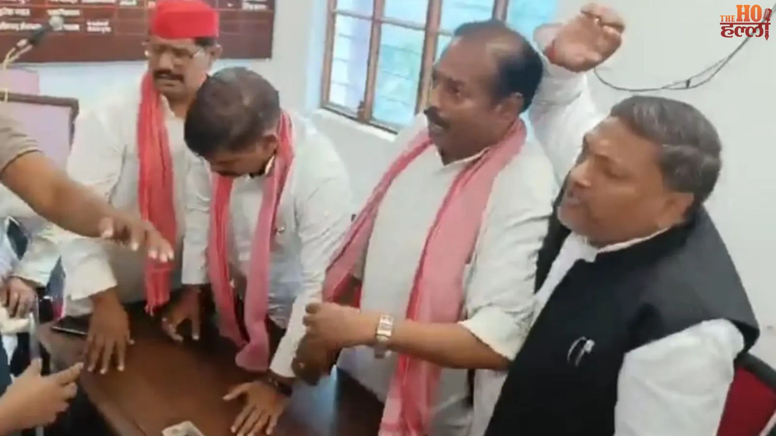 gorakhpur-news-samajwadi-party-press-conference-fight-ram-nagina-sahani (3)