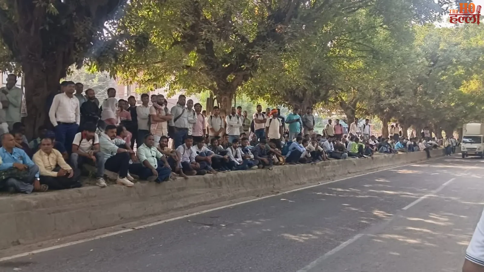 lucknow-108-102-ambulance-employees-protest-gvk-emri (2)