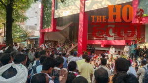 लखनऊ में 108-102 एंबुलेंस के निष्कासित कर्मचारियों का प्रदर्शन, बोले- नौकरी मिलने तक नहीं लौटेंगे घर