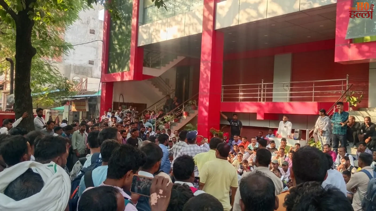 lucknow-108-102-ambulance-employees-protest-gvk-emri