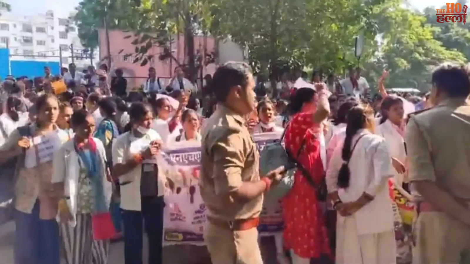lucknow-anm-workers-protest-brajesh-pathak-residence (2)