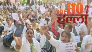 लखनऊ में ANM कर्मियों का फूटा गुस्सा : डिप्टी सीएम पाठक का आवास घेरा, पुलिस ने बसों में भरकर भेजा ईको गार्डन