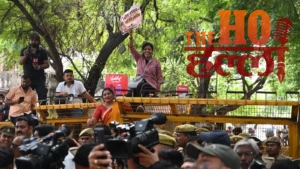 UP News: SIR पर राहुल-प्रियंका को घेरने सड़क पर उतरीं BJP की महिलाएं, कांग्रेस मुख्यालय का घेराव, पोस्टर फाड़े