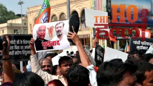 UP Politics : खड़गे के बयान पर भड़की भाजपा, लखनऊ में राहुल की तस्वीरों को जूतों से रौंदा, बोले- कांग्रेस मांगे माफी