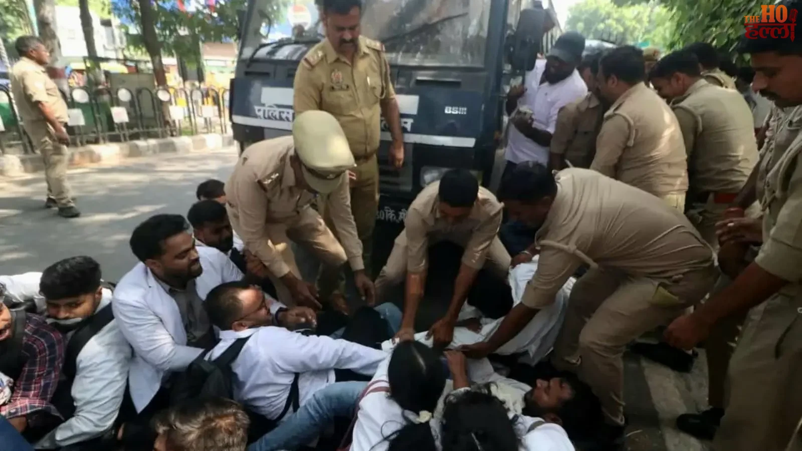 lucknow-bonded-doctors-protest-equal-salary-demand-police-bus (2)