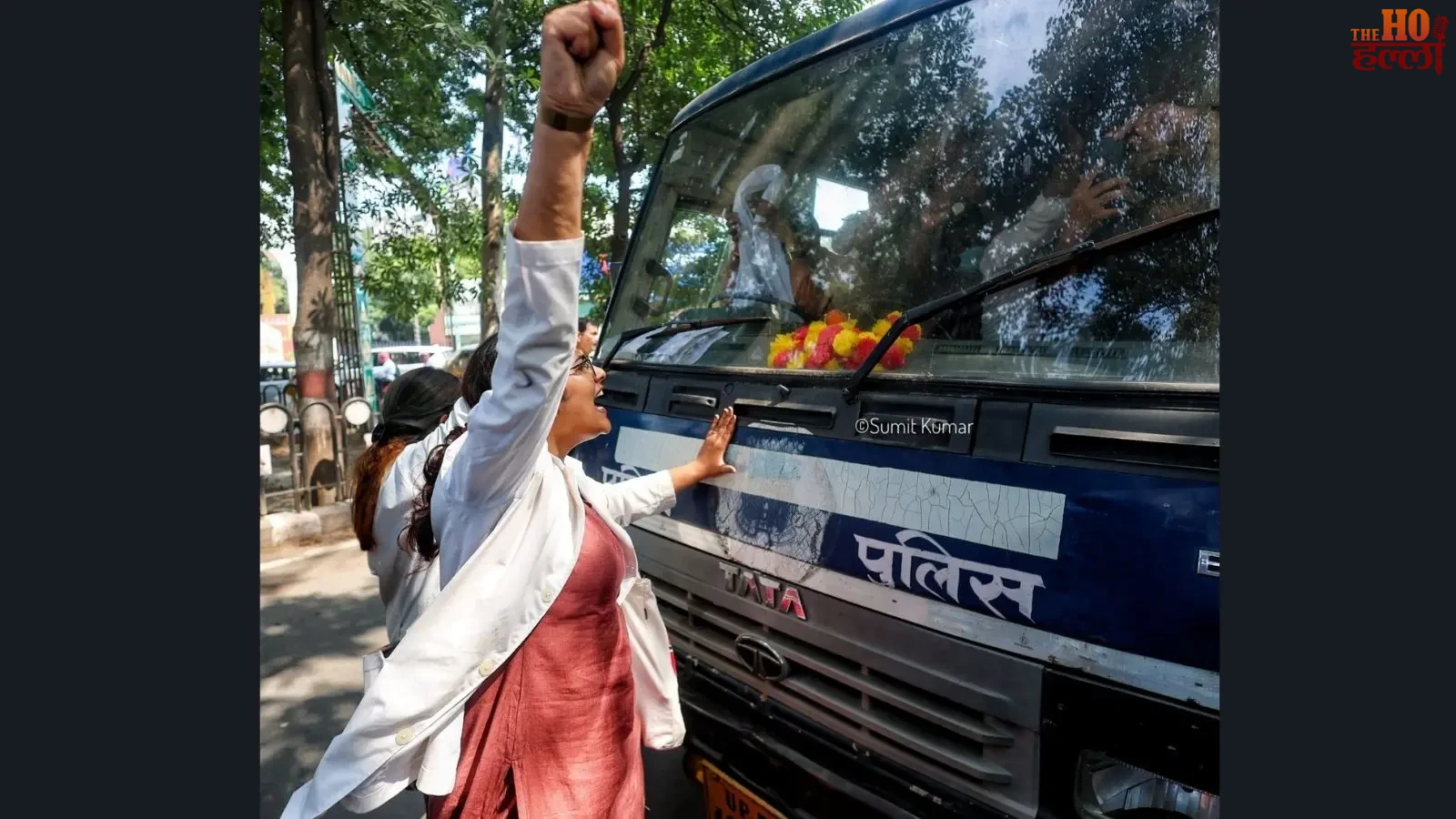 lucknow-bonded-doctors-protest-equal-salary-demand-police-bus