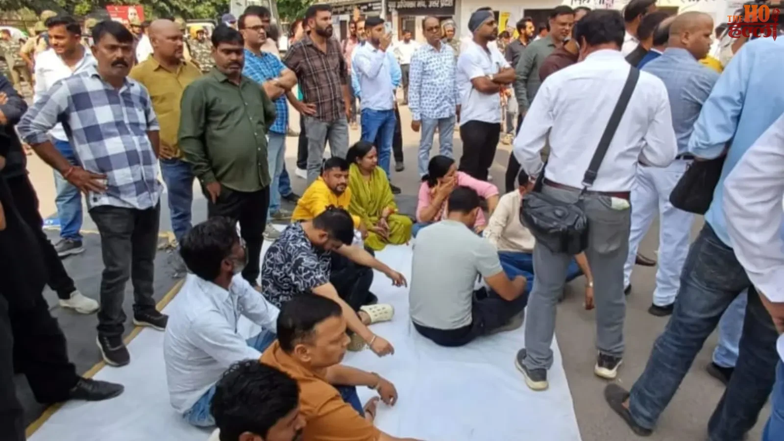 lucknow-court-bulldozer-action-lawyers-protest (4)