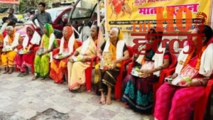 कन्या पूजन से आगे बढ़ी परंपरा, लखनऊ में 9 बुजुर्ग व विधवा महिलाओं के चरण धोकर किया माता पूजन
