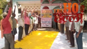 Lucknow News : कुशमौरा में सड़क के लिए ग्रामीणों ने थामी धरने की राह, बुलंद किया ‘रोड नहीं तो वोट नहीं’ का नारा