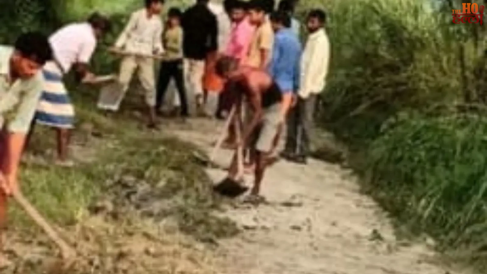 lucknow-mohanlalganj-road-potholes-villagers-repair-gumani-kheda-husainabad