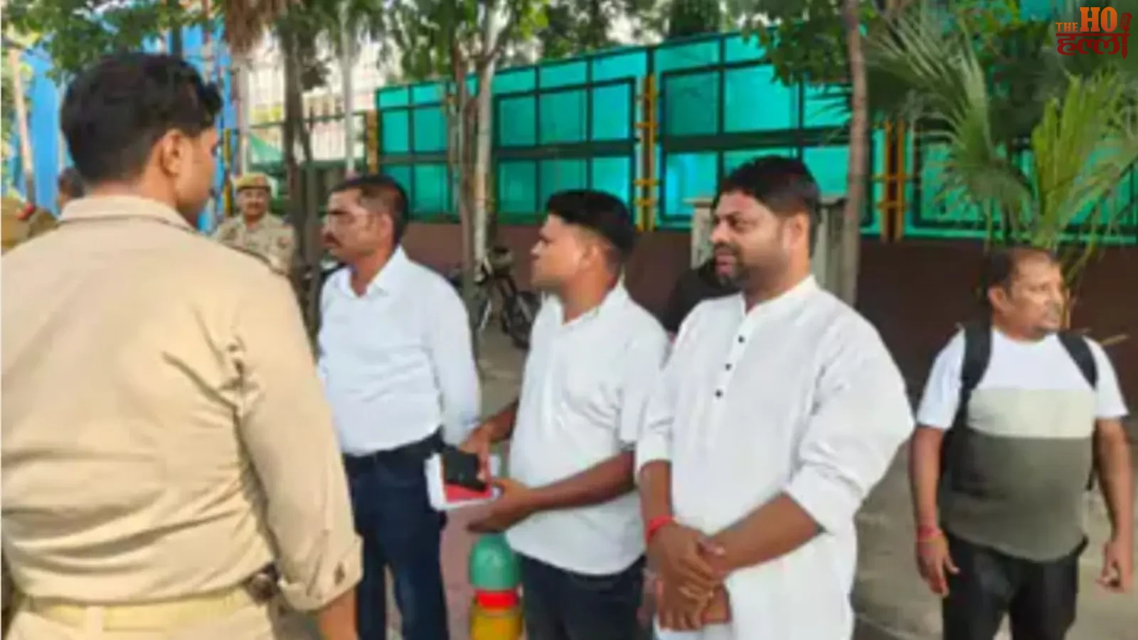 lucknow-news-ambulance-drivers-protest-brajesh-pathak-residence-job-demand