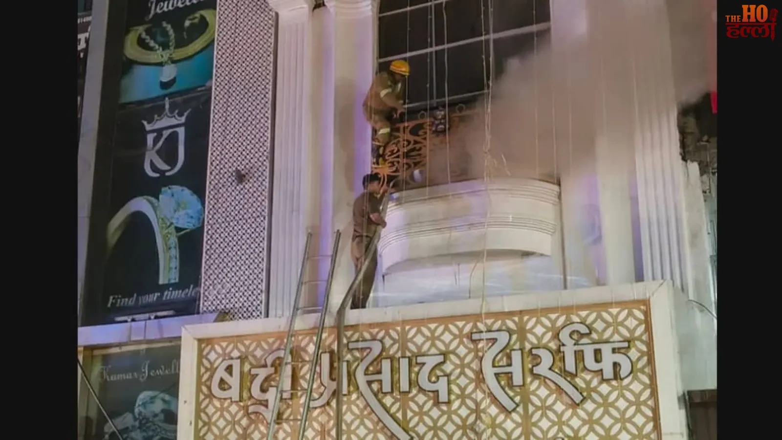 लखनऊ के आलमबाग में बद्री प्रसाद सर्राफ के शोरूम में लगी आग और दमकल की गाड़ी