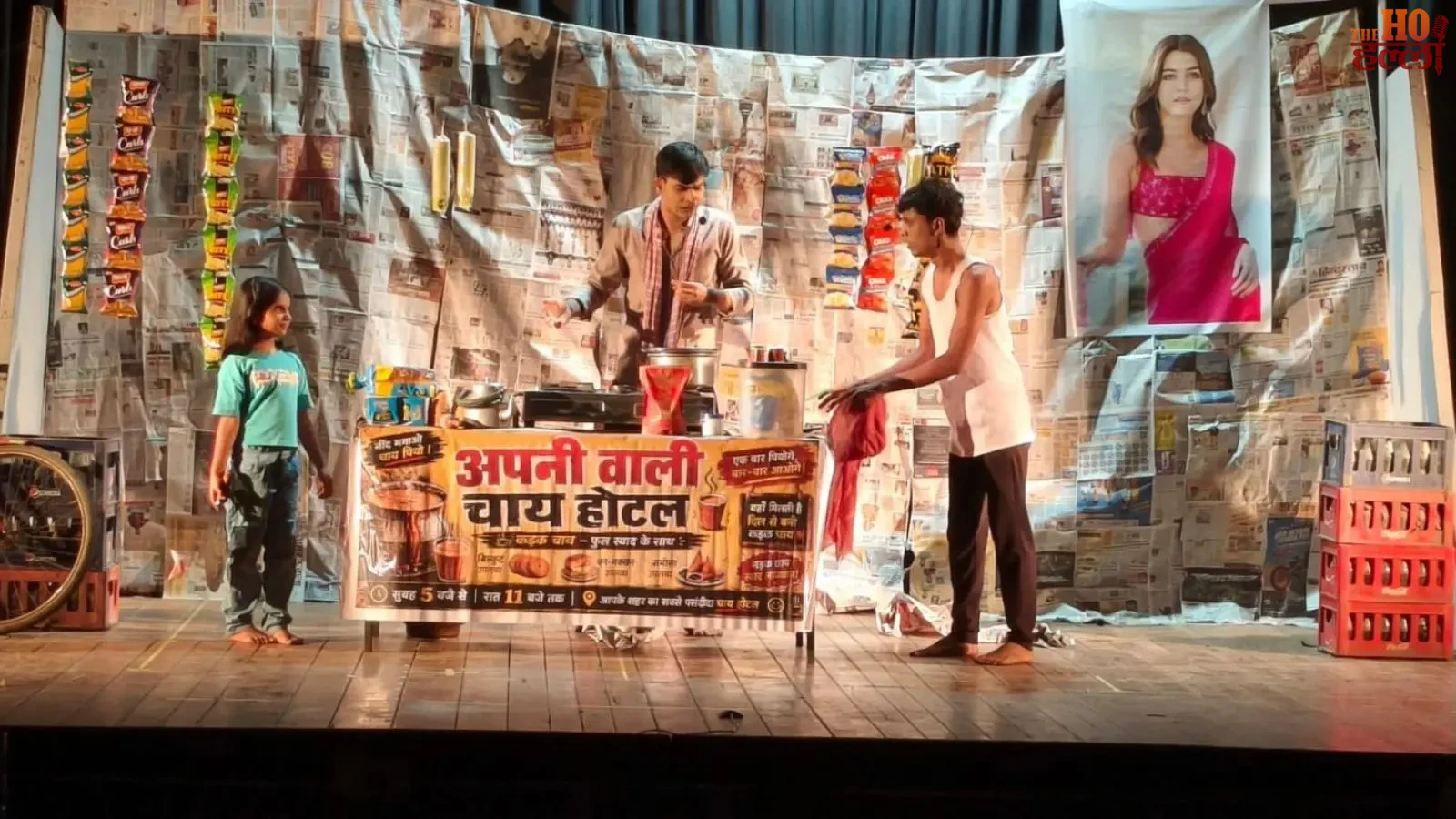 lucknow-news-gandhi-jayanti-natya-mahotsav-ek-adad-biwi-play-performance (1)