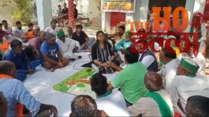 Lucknow News : सड़क निर्माण के आश्वासन पर माने ग्रामीण, कई दिनों से चल रहा धरना स्थगित