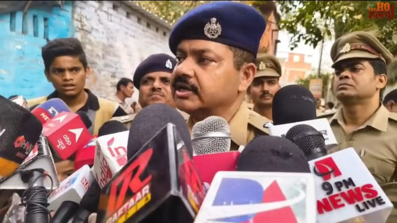 लखनऊ के सआदतगंज में चबूतरे के विवाद को लेकर हुई गोलीबारी और तीन लोगों की हत्या के मामले के बाद घटनास्थल पर तैनात पुलिस बल