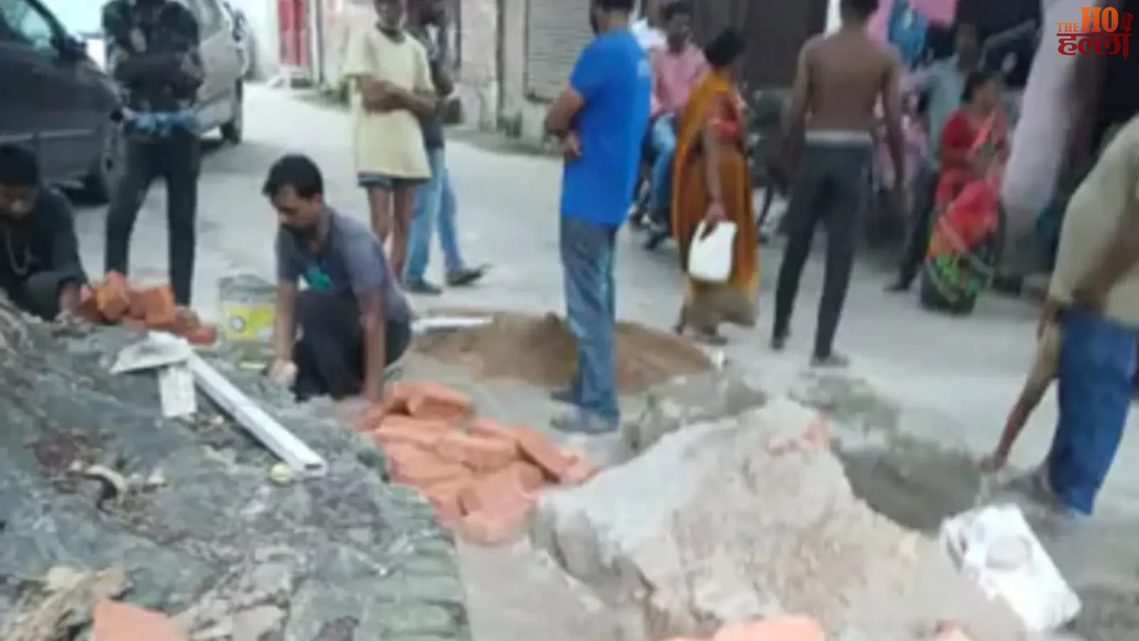 लखनऊ के सआदतगंज में चबूतरे के विवाद को लेकर हुई गोलीबारी और तीन लोगों की हत्या के मामले के बाद घटनास्थल पर तैनात पुलिस बल