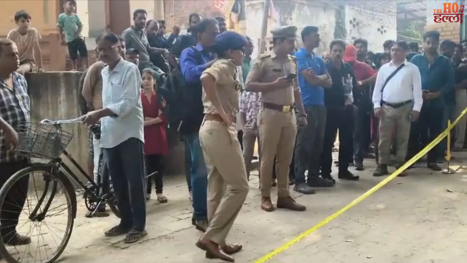 लखनऊ के सआदतगंज क्षेत्र में हुई घटना के बाद पुलिस बल और जांच का दृश्य