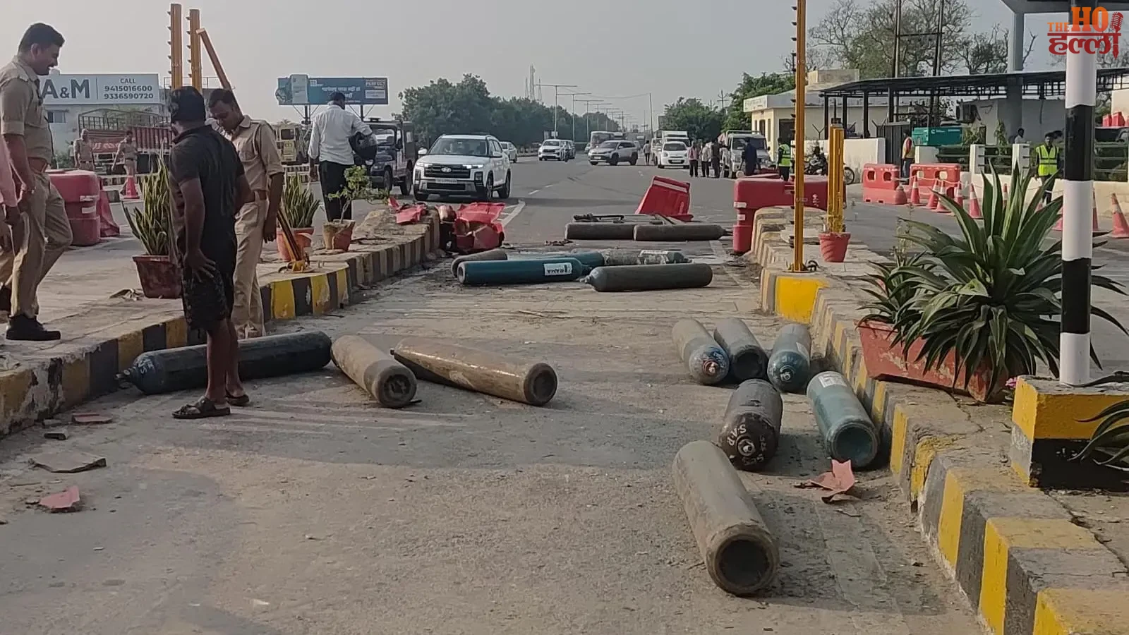 lucknow-raebareli-highway-pickup-accident-oxygen-cylinders (2)