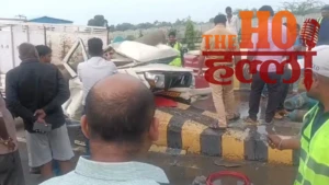 डिवाइडर से टकराई तेज रफ्तार पिकअप, हवा में उछलकर सड़क पर बिखरे ऑक्सीजन सिलेंडर, चालक-परिचालक की मौत