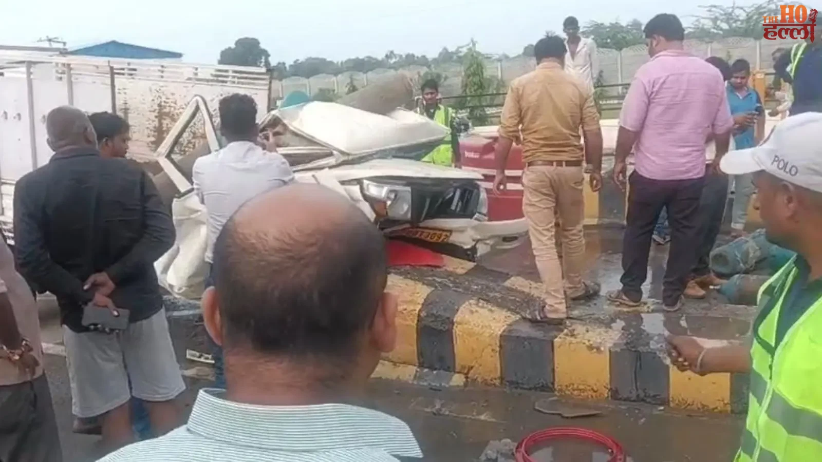 lucknow-raebareli-highway-pickup-accident-oxygen-cylinders