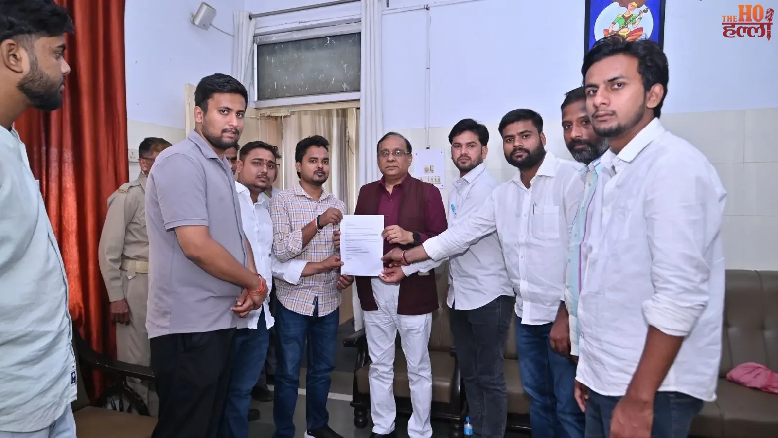 lucknow-university-hostel-mess-khane-ki-quality-par-students-ka-protest