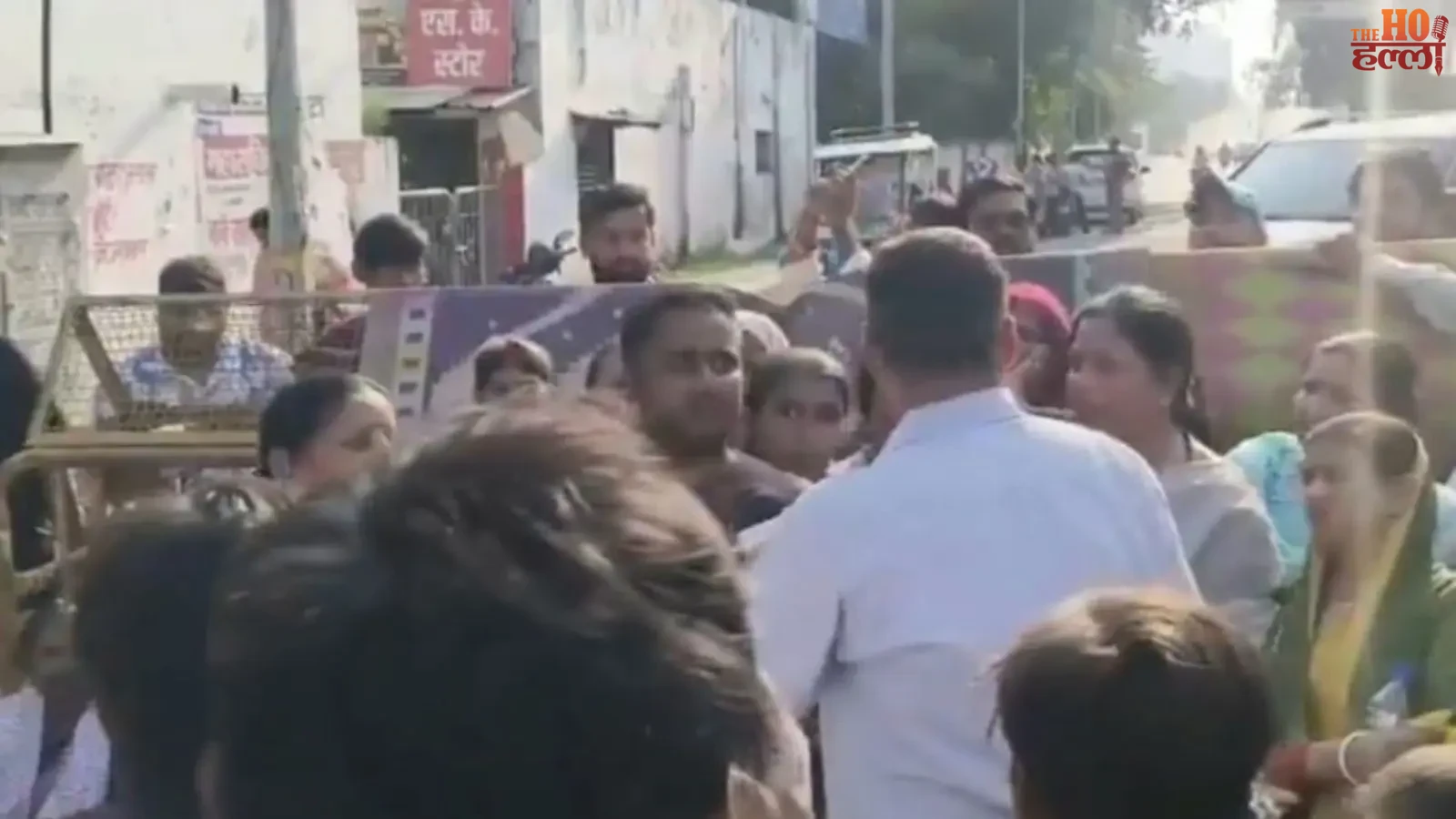 prayagraj-woman-water-tank-protest-road-blockade-fir-civil-lines (2)