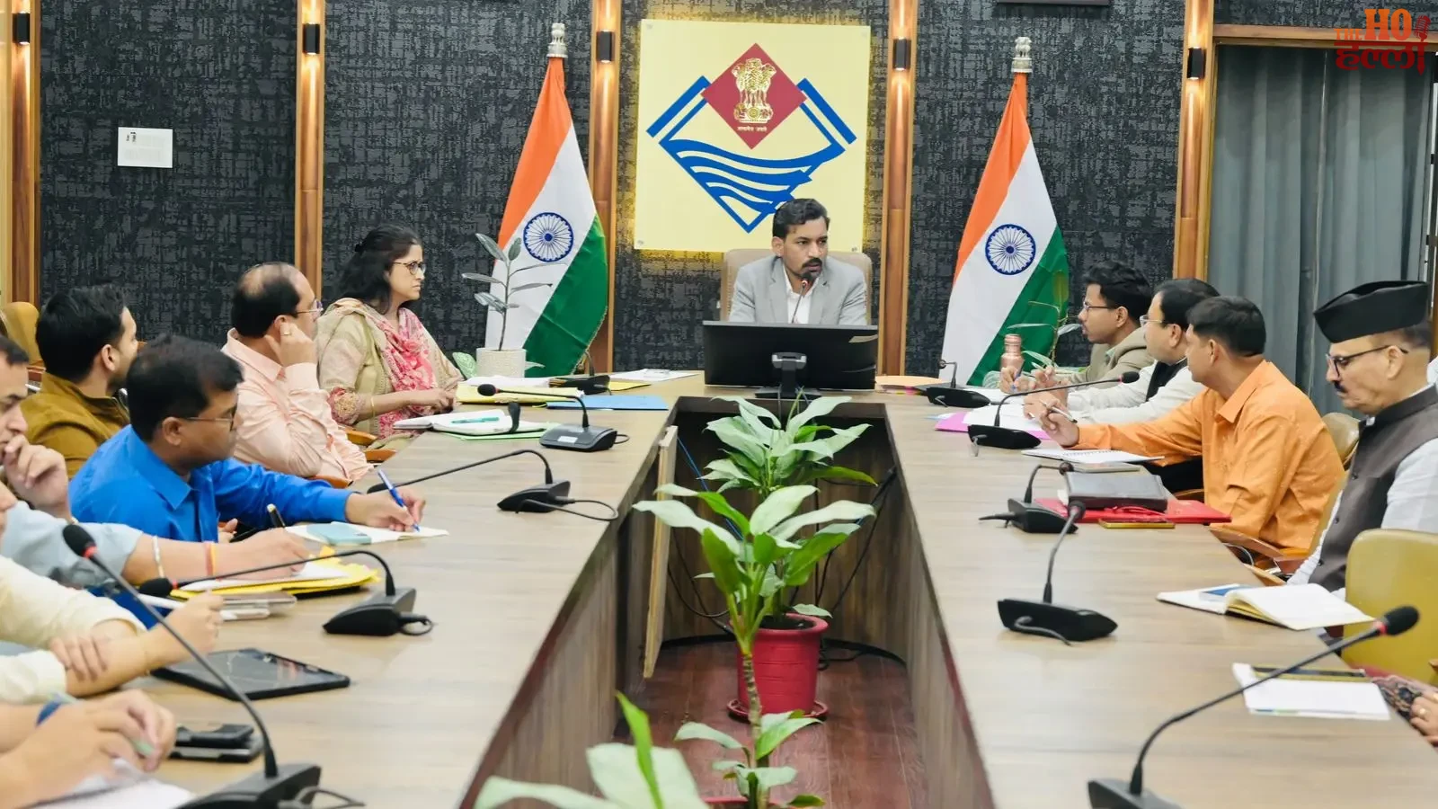 राष्ट्रपति द्रौपदी मुर्मू के उत्तराखंड दौरे की तैयारियों को लेकर बैठक करते अधिकारी