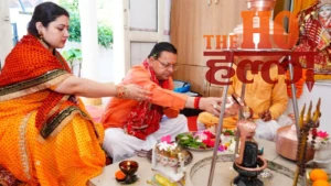 धामी ने कन्याओं के पांव पखारे व भोजन परोसा, बोले- अहंकार छोड़ सच्चाई के रास्ते पर चलें