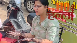 Raebareli News : करवा चौथ पर बाजार गुलजार, मेहंदी लगवाने उमड़ीं महिलाएं, नवविवाहिताओं में खास उत्साह