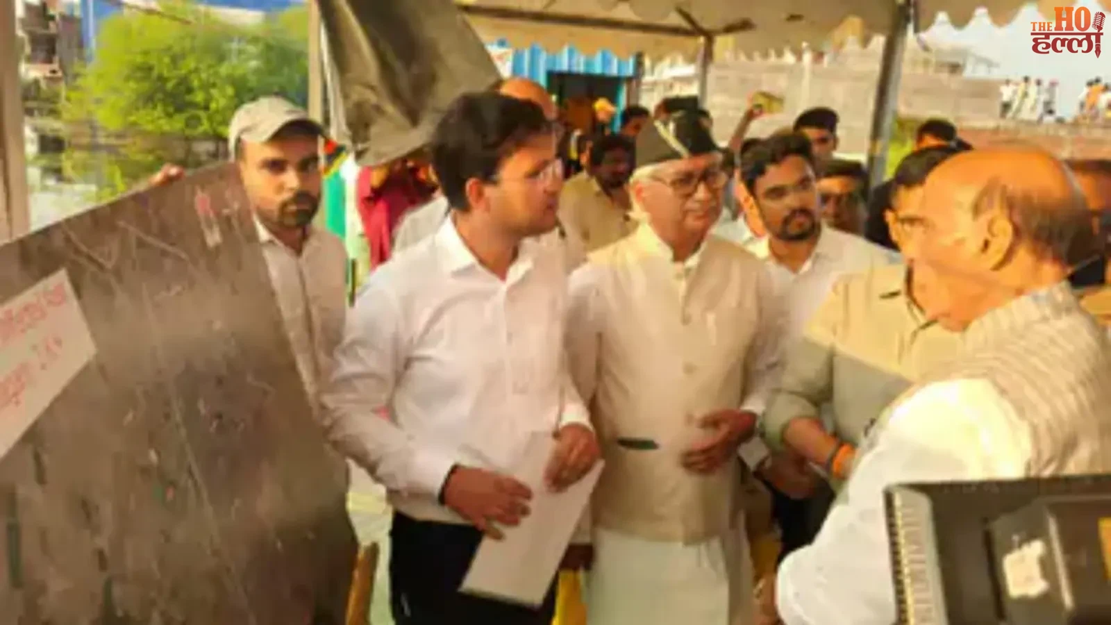 rajnath-singh-visits-flood-hit-faizullaganj-lucknow-relief-distribution (3)
