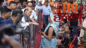 Lucknow News: : बाढ़ प्रभावित फैजुल्लागंज पहुंचे रक्षामंत्री राजनाथ सिंह, पीड़ित लोगों से मिले, राहत बांटी