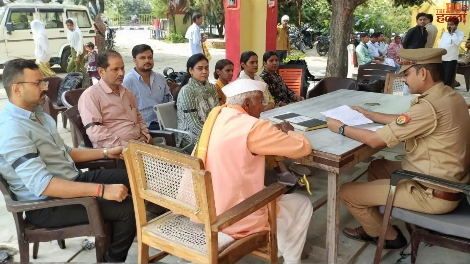 up-lekhpal-protest-black-badges-pending-allowances-demands