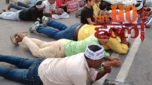 UP News: दंडवत हुए 68500 शिक्षक भर्ती के अभ्यर्थी, मंत्री आवास पर अनोखा प्रदर्शन, आरक्षण विसंगति दूर करने की मांग