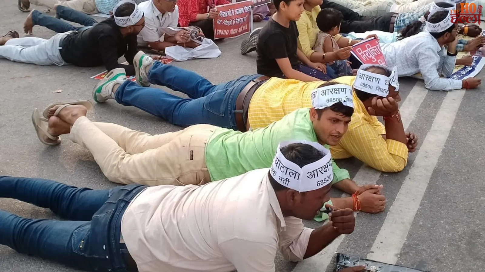 up-news-68500-teacher-recruitment-protest-basic-education-minister-residence-lucknow